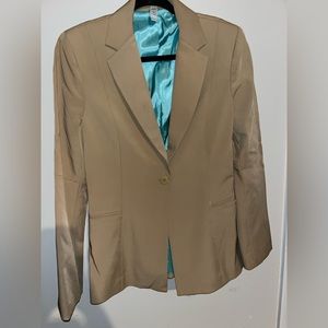 Laundry by Shelli Segal tan blazer with blue lining split sleeve detail